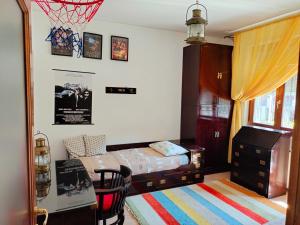 1 dormitorio con cama y canasta de baloncesto en Sunnyside Accademia en Livorno