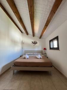 ein Schlafzimmer mit einem großen Bett in einem Zimmer in der Unterkunft Appartamento Geco Rosso in Noto Marina
