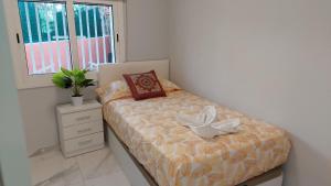 Un dormitorio con una cama con una flor. en Relax House Barcelone en Sant Esteve Sesrovires