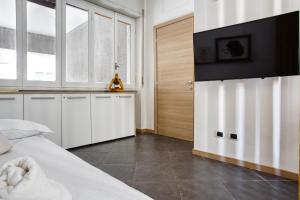 מיטה או מיטות בחדר ב-C Studio - Design Bilo Suite -M3- 8 min dal Duomo