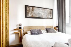 מיטה או מיטות בחדר ב-C Studio - Design Bilo Suite -M3- 8 min dal Duomo