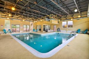 a large indoor pool in a building with a swimming pool at Cozy Oregon Resort Condo - Steps to Lincoln Beach! in Lincoln City