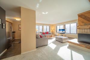a living room with a couch and a tv at Edgewater 1444 in Keystone