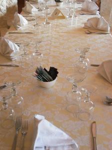 a table with wine glasses and napkins on it at Hotel Rifugio Alantino in Casamaina