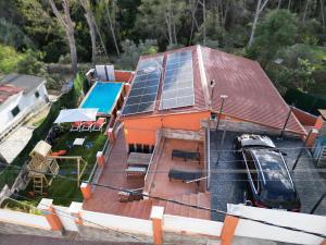uma vista aérea de uma casa com painéis solares em Relax House Barcelone em Sant Esteve Sesrovires