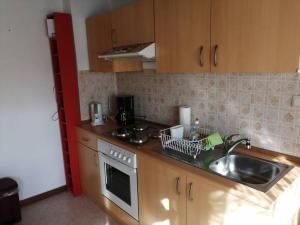 a small kitchen with a sink and a stove at Unterkunft Waigolshausen in Waigolshausen
