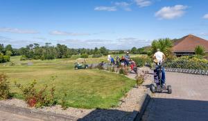 un grupo de personas montando bicicletas en un parque en Brownstown Head Room 4 en Waterford