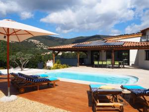 - une piscine avec des chaises et un parasol à côté d'une maison dans l'établissement RÊVE DE MER, à Cavalaire-sur-Mer