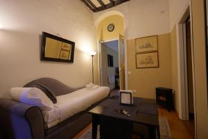 uma sala de estar com um sofá e uma mesa em Guest House Navona 2 em Roma
