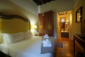 um quarto com uma cama com duas toalhas em Guest House Navona 2 em Roma