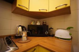 um balcão de cozinha com uma torradeira, uma torradeira e um liquidificador em Guest House Navona 2 em Roma