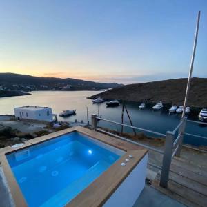 A piscina localizada em Costa Suita Agia Irene Kythnos ou nos arredores