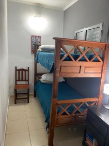 um quarto com 2 beliches e uma cadeira em Departamento 1 interno - centro - Inst Cardiologico - cochera em Corrientes