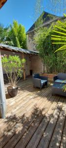 Taman di luar Les Suites Angevines