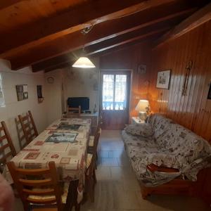 uma sala de estar com duas mesas e um sofá em Baita "la Brenva" Pialemont Champorcher - CIR VDA - PONTBOSET 0001 em Pontboset