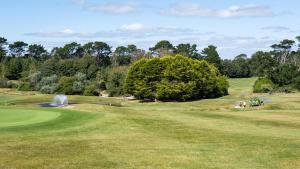 widok na pole golfowe z fontanną w obiekcie Sand Dunes Room 3 w mieście Waterford