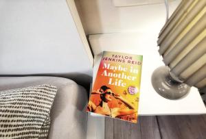 un livre assis sur une étagère à côté d'un lit dans l'établissement Missia - cosy in perfect location, à Split