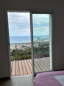 バスティアにあるAppartement Cardoの海の景色を望むバルコニー付きのベッドルーム1室