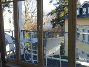 ゲーレンにあるVilla Granitz - Ferienwohnung Kettelhoitの窓から景色を望むバルコニー(テーブル付)
