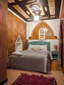 凯拉Kasbah Assafar的一间卧室设有一张带天花板的大床