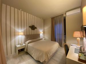 una camera d'albergo con letto, scrivania di Casa Vèra Affittacamere a Orvieto