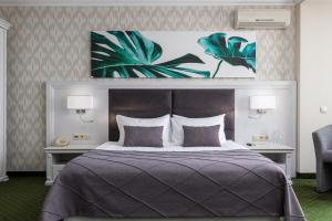 利沃夫Sonata Hotel & Restaurant "готель Соната"的一间酒店房间,里面有一张床和一把椅子