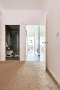 um corredor com uma casa de banho com WC e uma porta em Buckingham Palace Observatory em Londres