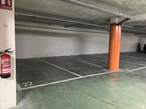 Apartamento grande, 2 dormitorios, garaje gratis في مدريد: كراج للسيارات مع ملعب تنس فيه