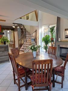 a dining room with a wooden table and chairs at GÎTE REDROOSTER HOME - Chaleur et bien-être au pied des 7 Laux - 4 ch - 2 sdb - Parking in Theys