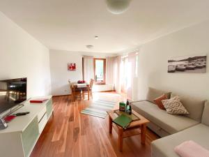 una sala de estar con un sofá y una mesa en Ferienwohnung Hochfirstblick, en Titisee-Neustadt