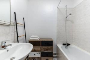 a bathroom with a sink and a bath tub at HSH Saint-Charles André-Citroën Superbe appartement 5P in Paris
