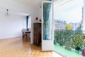 a room with a balcony with a sliding glass door at HSH Saint-Charles André-Citroën Superbe appartement 5P in Paris