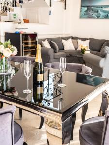 - un salon avec une table et une bouteille de vin dans l'établissement Elegant Hvar town villa with pool, à Hvar