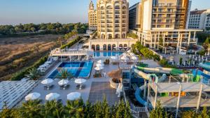 Bazén v ubytování J'adore Deluxe Hotel & Spa Ultra All Inclusive nebo v jeho okolí