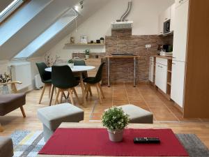 kuchnia i salon ze stołem i krzesłami w obiekcie Sport Apartman w Hajduszoboszlo