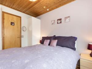 um quarto com uma cama e um tecto de madeira em Chalet No 2 em Skipton