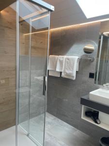 Koupelna v ubytování Boutique hôtel Corbetta - SPA 60m2 - La montagne à 5 minutes de l'autoroute A12 aux Paccots sur Montreux - NOUVEAU Loft familial - Profitez du Lac Léman et des montagnes en même temps