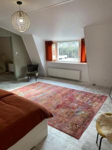 1 dormitorio con cama y alfombra en el suelo en Unieke woonark met privétuin en free parking. en Róterdam