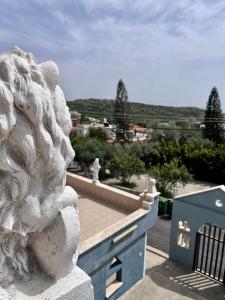 uma estátua de um leão de pedra sentada em cima de um edifício em Villa in village em Dāliyat el Karmil