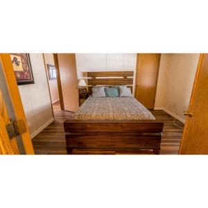 1 Schlafzimmer mit 2 Betten und Holzboden in der Unterkunft Shady Shores RV Resort & Campground 