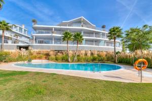 duży budynek z basenem przed budynkiem w obiekcie Stylish apartment with oceanview w Maladze
