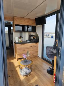 eine Küche und ein Wohnzimmer in einem winzigen Haus in der Unterkunft Mobiles Hausboot El'milia in Braunsbedra