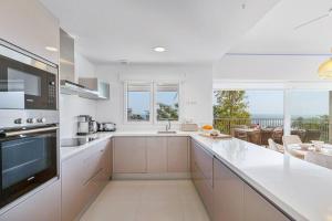 Kuchnia lub aneks kuchenny w obiekcie Stylish apartment with oceanview