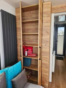 ein Zimmer mit Schiebetür in einem winzigen Haus in der Unterkunft Mobiles Hausboot El'milia in Braunsbedra