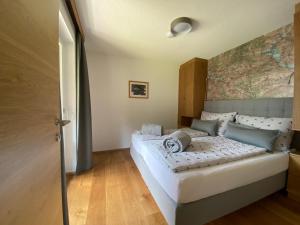 a bedroom with a bed with a map on the wall at Apartments Hohenberger in Mallnitz