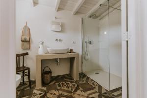卡薩拉諾的住宿－Volte_sotto_le_stelle，一间带水槽和玻璃淋浴的浴室