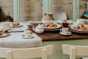 un tavolo con piatti di prodotti da forno e tazze di caffè di Volte_sotto_le_stelle a Casarano