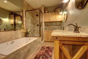 La salle de bains est pourvue d'une baignoire et d'un lavabo. dans l'établissement Ski Tip Ranch 8739, à Keystone