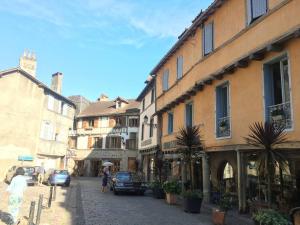 una calle con edificios y gente caminando por una calle en Mirabel, en Beaulieu-sur-Dordogne