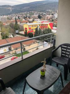 - une table sur un balcon avec vue sur la ville dans l'établissement VD Apartment, à Skopje